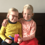 Sanne en Julia in actie met de gieter!