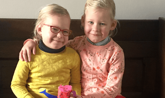 Sanne en Julia in actie met de gieter!