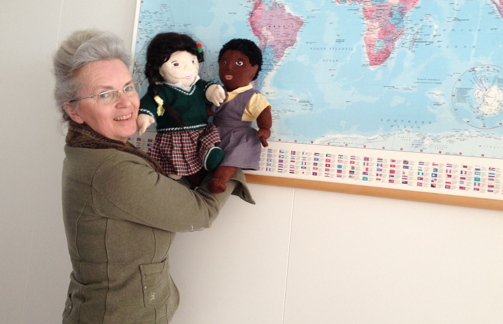 Ib voor wereldkaart met poppen