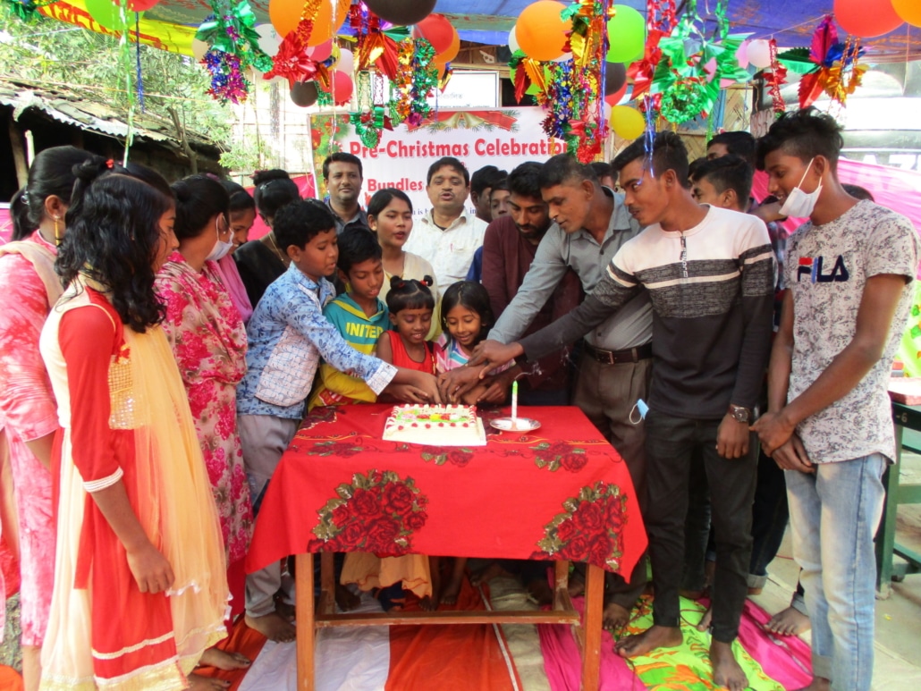 Children cutting christmas cake guatamala