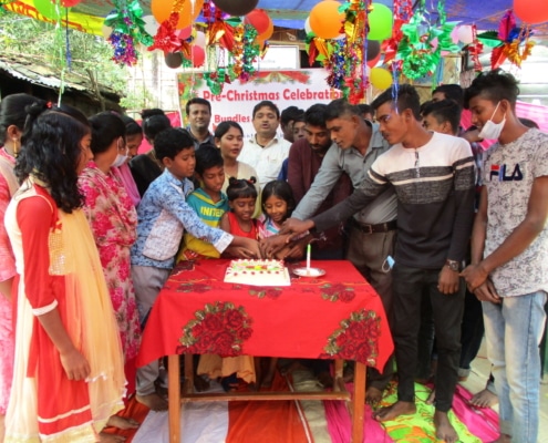 Children cutting christmas cake guatamala